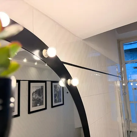 Luxury Gem In Center - Walk To & Trains Apartamento