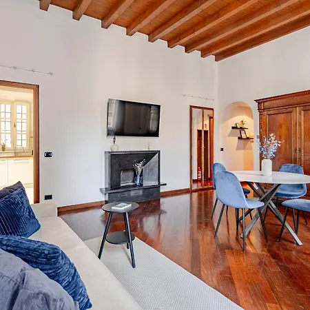 Luxury Gem In Center - Walk To & Trains *