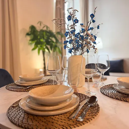 Luxury Gem In Center - Walk To & Trains *